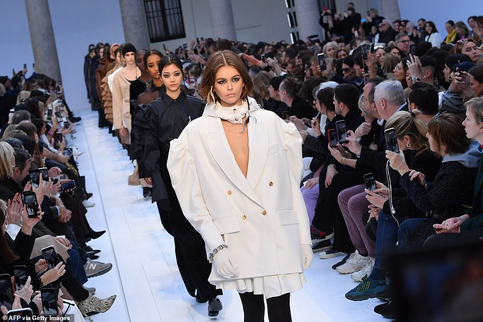 Con gái siêu mẫu của Cindy Crawford và Bella Hadid ngực trần catwalk ảnh 9