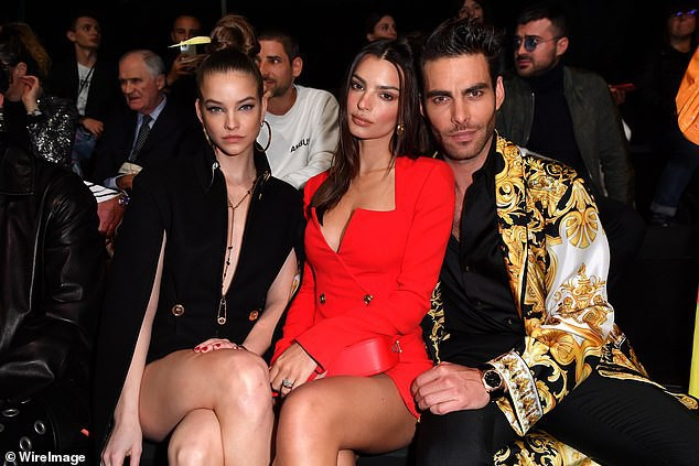 Không nội y, Emily Ratajkowski khoe ngực đầy 'bỏng mắt' trên phố ảnh 5