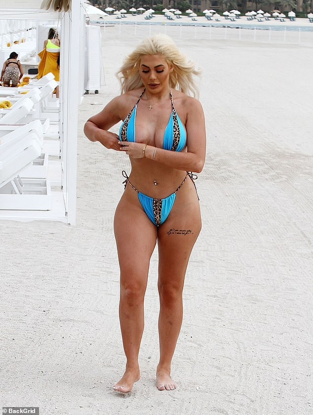 Sao truyền hình 9x mặc áo tắm nhỏ xíu lộ chân ngực, vòng 3 bất thường ảnh 6