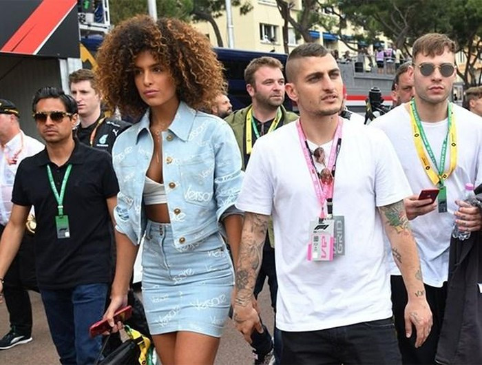 Bạn gái tuyển thủ Italia vô tư cởi áo để ngực trần ở biển ảnh 12