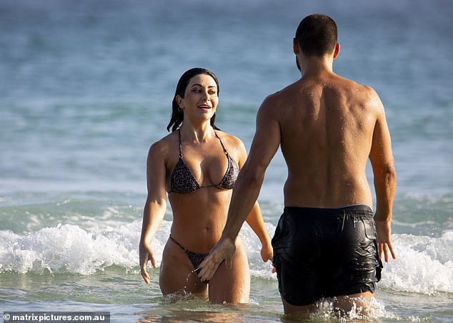 Sao truyền hình Úc tròn đầy cực nóng bỏng với bikini bé xíu ảnh 12