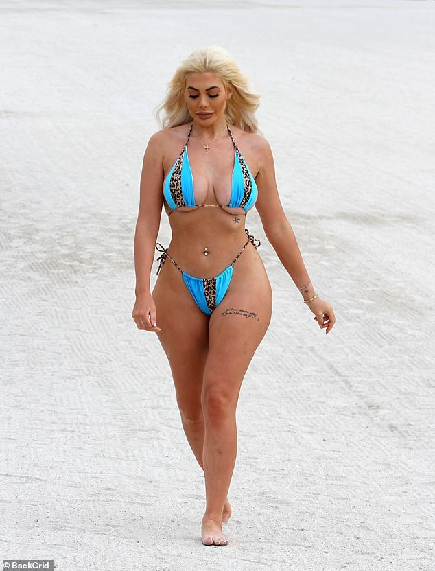 Sao truyền hình 9x mặc áo tắm nhỏ xíu lộ chân ngực, vòng 3 bất thường ảnh 5