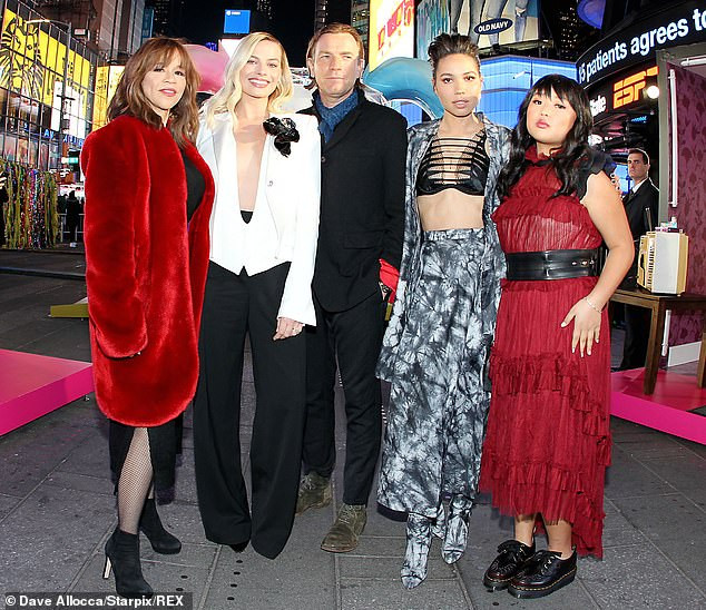 Margot Robbie áo xẻ sâu bất tận, khoe vòng 1 táo bạo ảnh 4