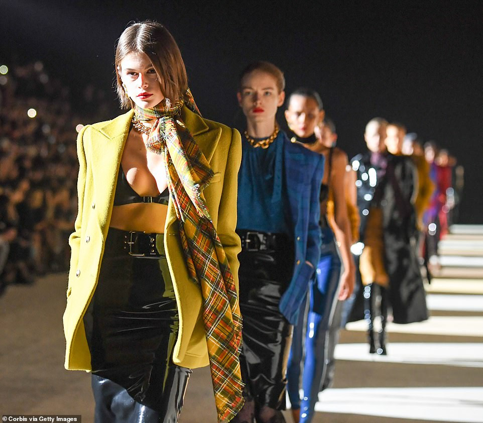 Kaia Gerber khoe ngực đầy 'bỏng mắt', catwalk quyền lực ở show Saint Laurent ảnh 2