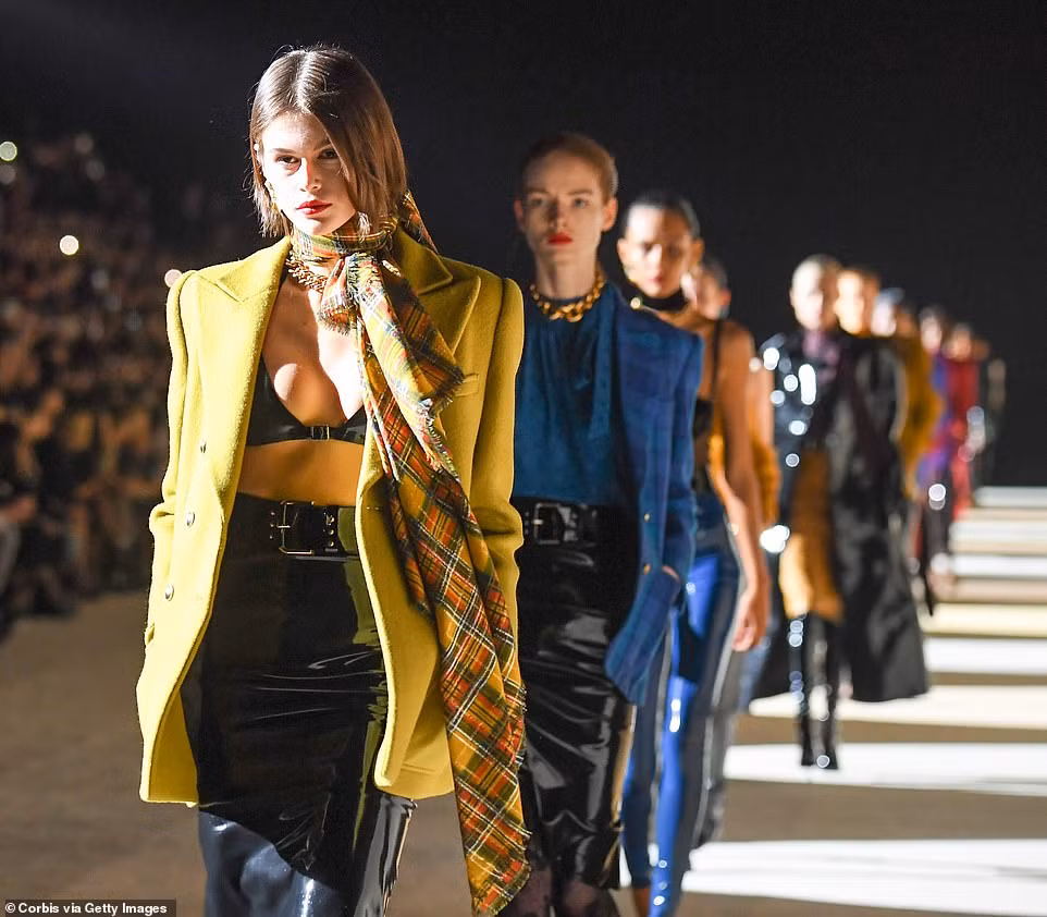 Kaia Gerber khoe ngực đầy 'bỏng mắt', catwalk quyền lực ở show Saint Laurent ảnh 2