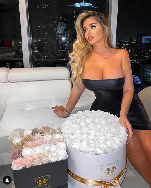 Loạt siêu mẫu nội y tung ảnh nóng 'bỏng rẫy' đón Valentine ảnh 1