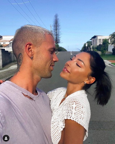 Siêu mẫu 9x thả dáng sexy bên ô tô với bikini bé xíu, khoe vòng 3 nóng bỏng ảnh 7