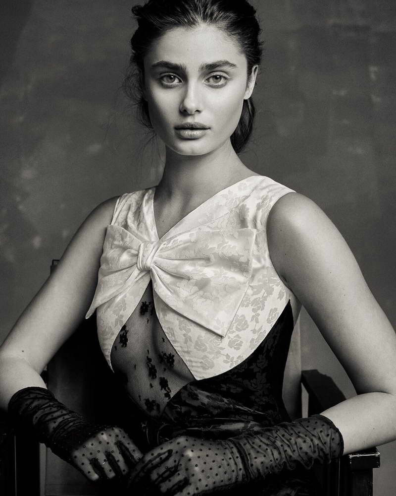 'Thiên thần nội y' Taylor Hill 'thả rông' vòng 1 với áo ba lỗ bó sát ảnh 4