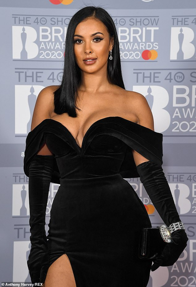 Nữ MC đài BBC mặc váy quá trễ nải đến mức hớ hênh vòng 1 ảnh 4