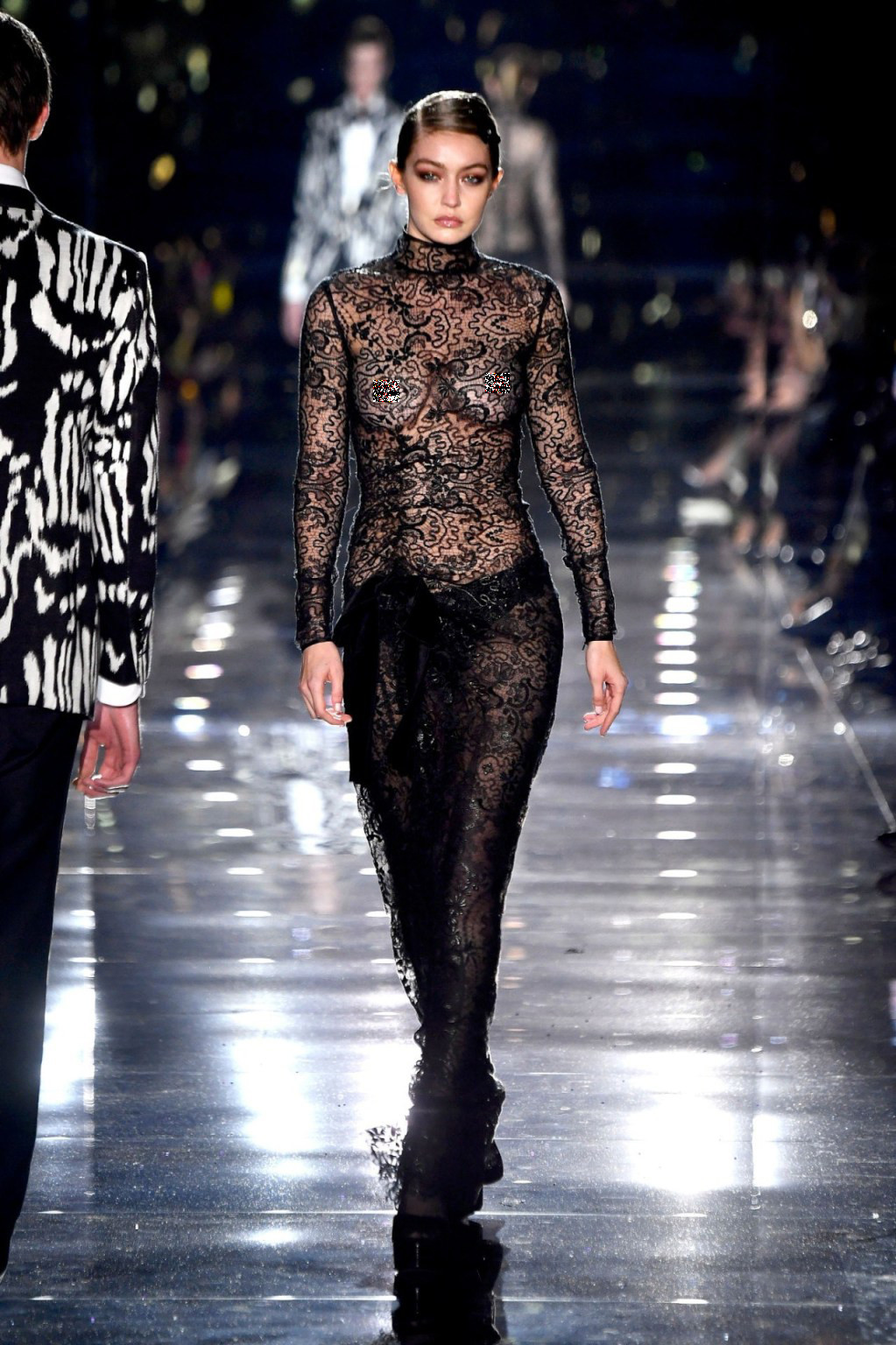 Gigi Hadid mặc xuyên thấu, để ngực trần trên sàn diễn ảnh 6