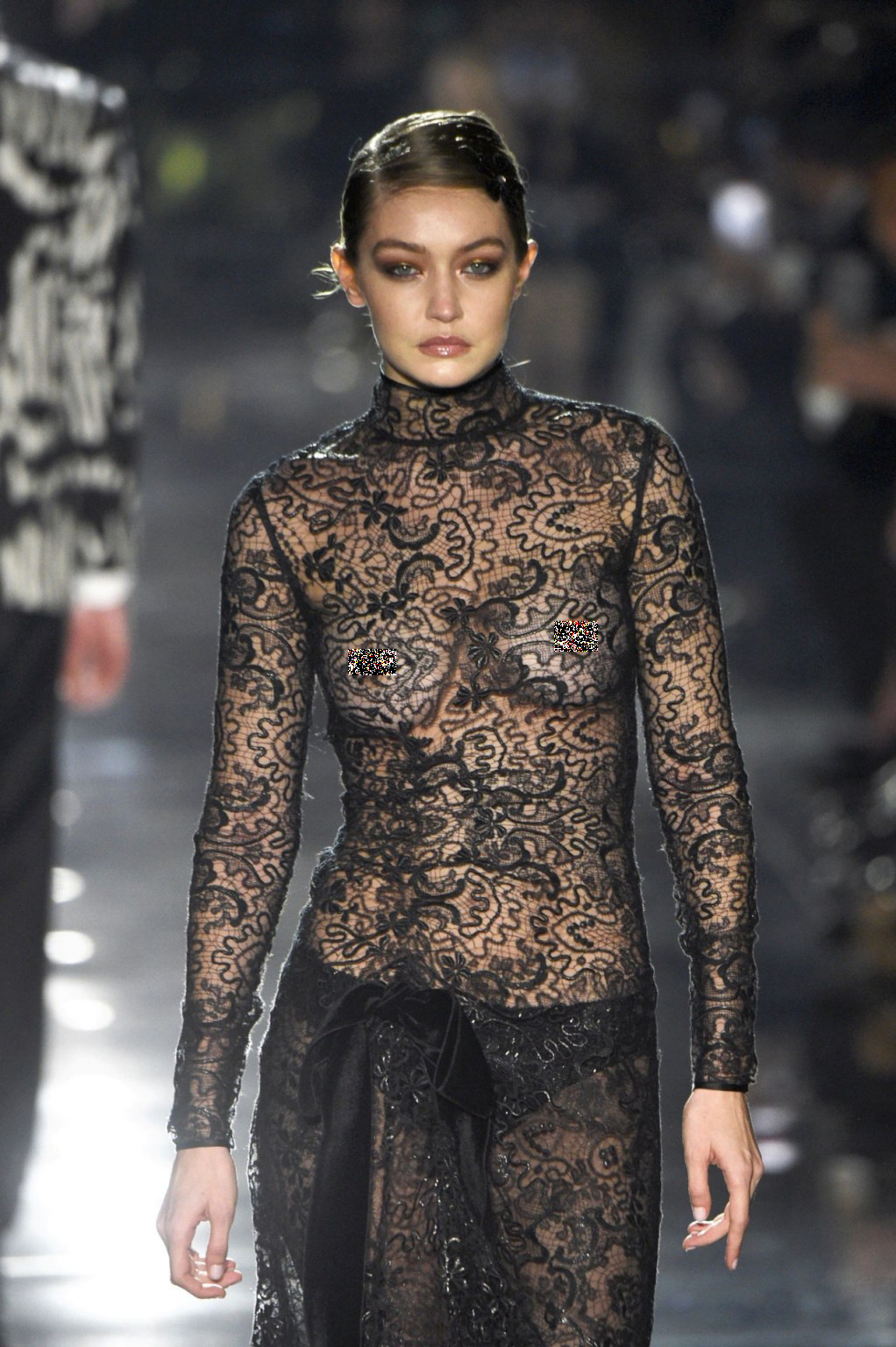 Gigi Hadid mặc xuyên thấu, để ngực trần trên sàn diễn ảnh 1