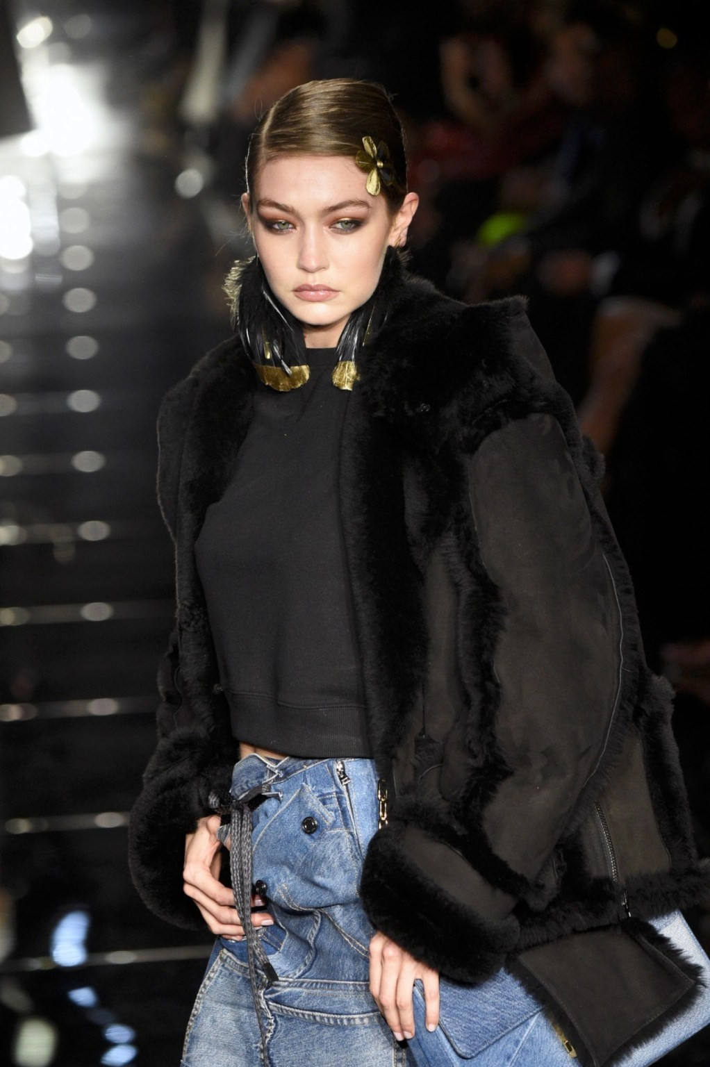 Gigi Hadid mặc xuyên thấu, để ngực trần trên sàn diễn ảnh 8