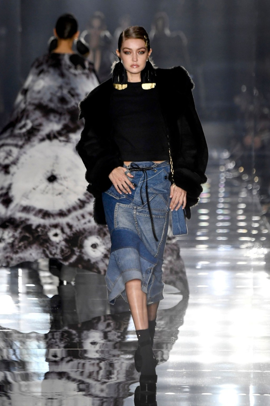 Gigi Hadid mặc xuyên thấu, để ngực trần trên sàn diễn ảnh 7