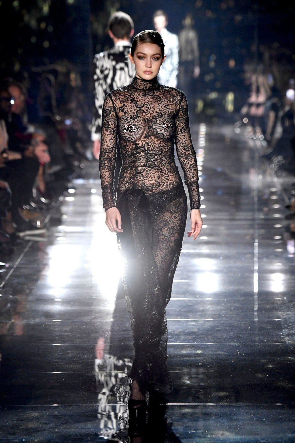 Gigi Hadid mặc xuyên thấu, để ngực trần trên sàn diễn ảnh 2