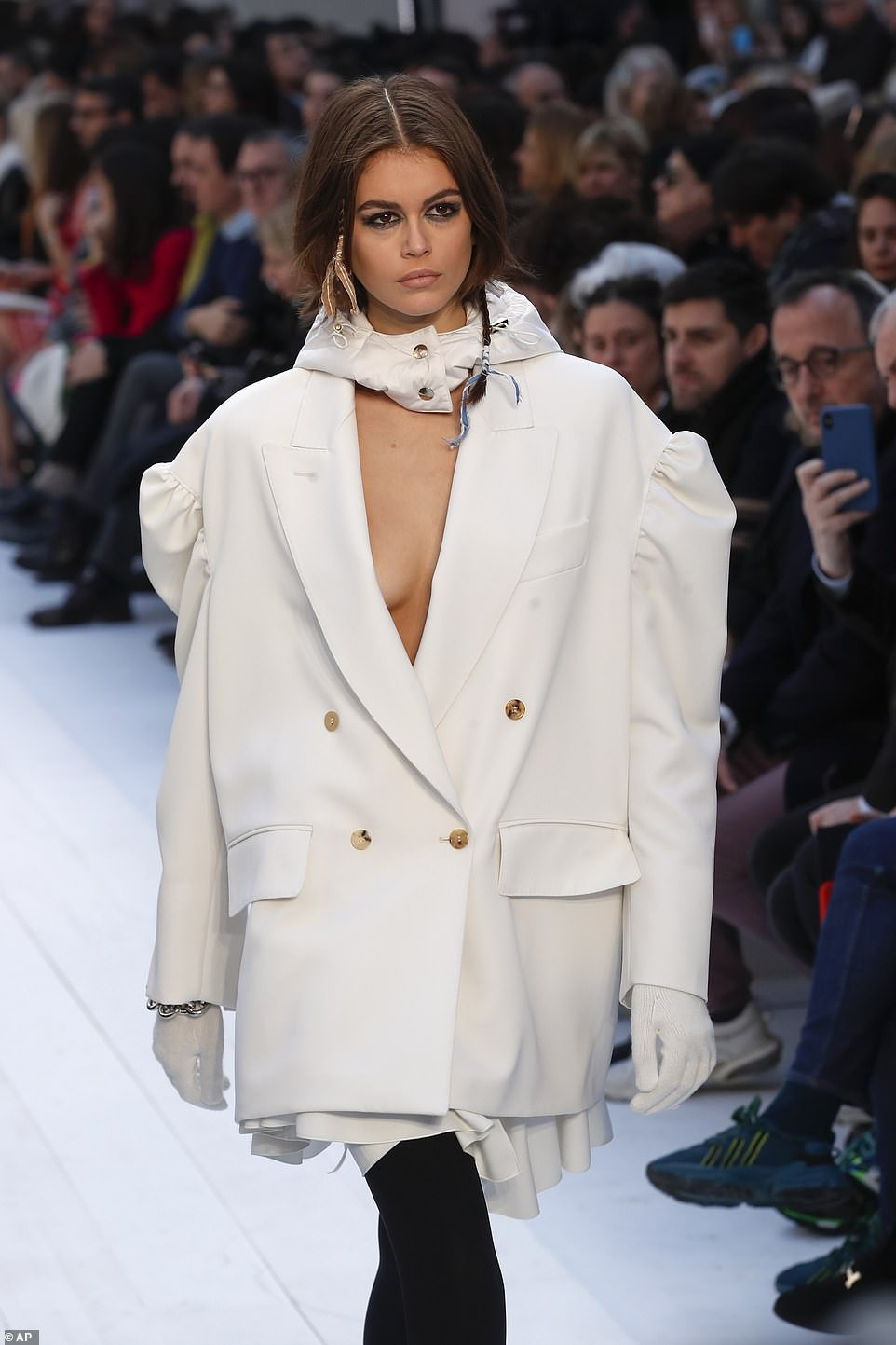 Con gái siêu mẫu của Cindy Crawford và Bella Hadid ngực trần catwalk ảnh 3