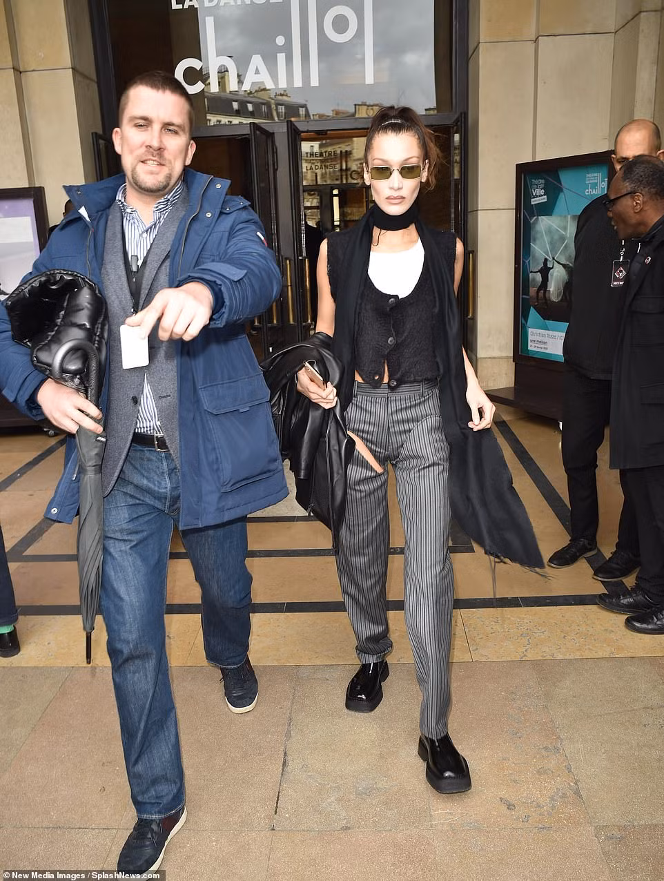 Bella Hadid táo bạo khoe ngực trần, lộ cả điểm nhạy cảm trên sàn diễn ảnh 7