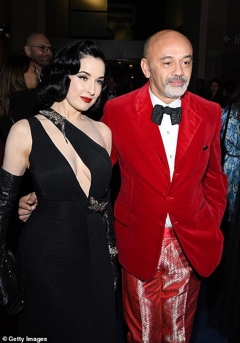 Mặc xẻ ngực táo bạo, vũ nữ thoát y Dita Von Teese gợi cảm ngất ngây ảnh 1