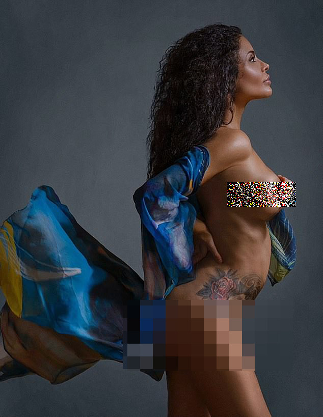 Sao truyền hình Úc bế bụng bầu chụp nude, khoe hình xăm 'khủng' dưới bụng ảnh 2