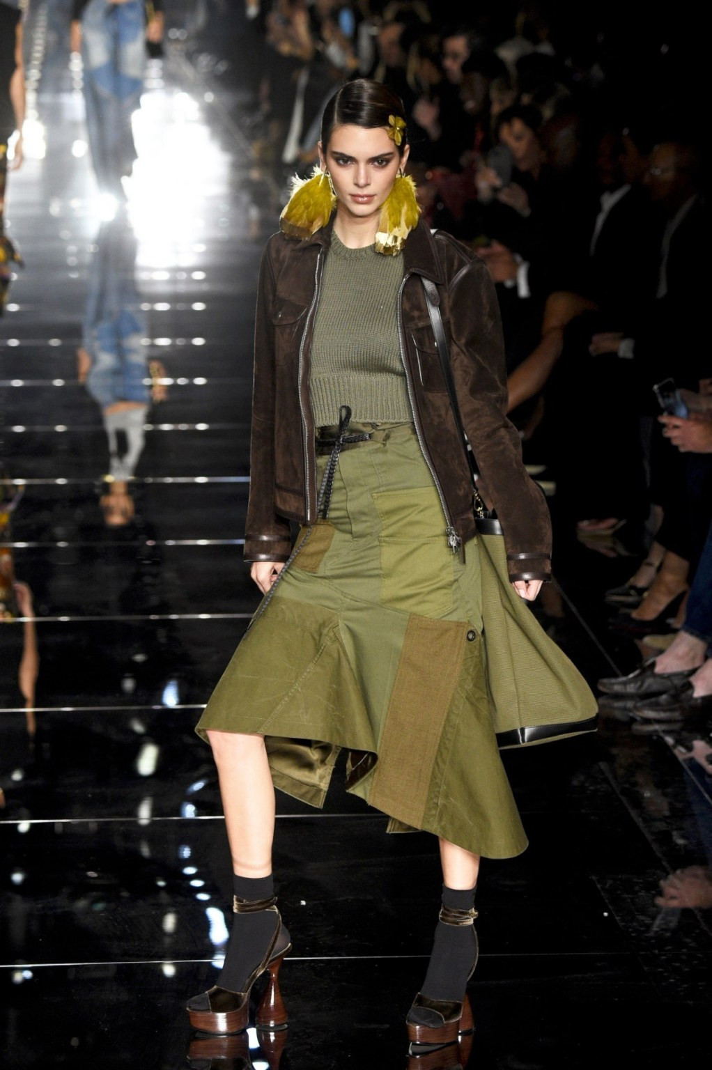 'Chân dài đắt giá nhất thế giới' mặc xuyên thấu, xẻ ngực sexy trên sàn catwalk ảnh 3