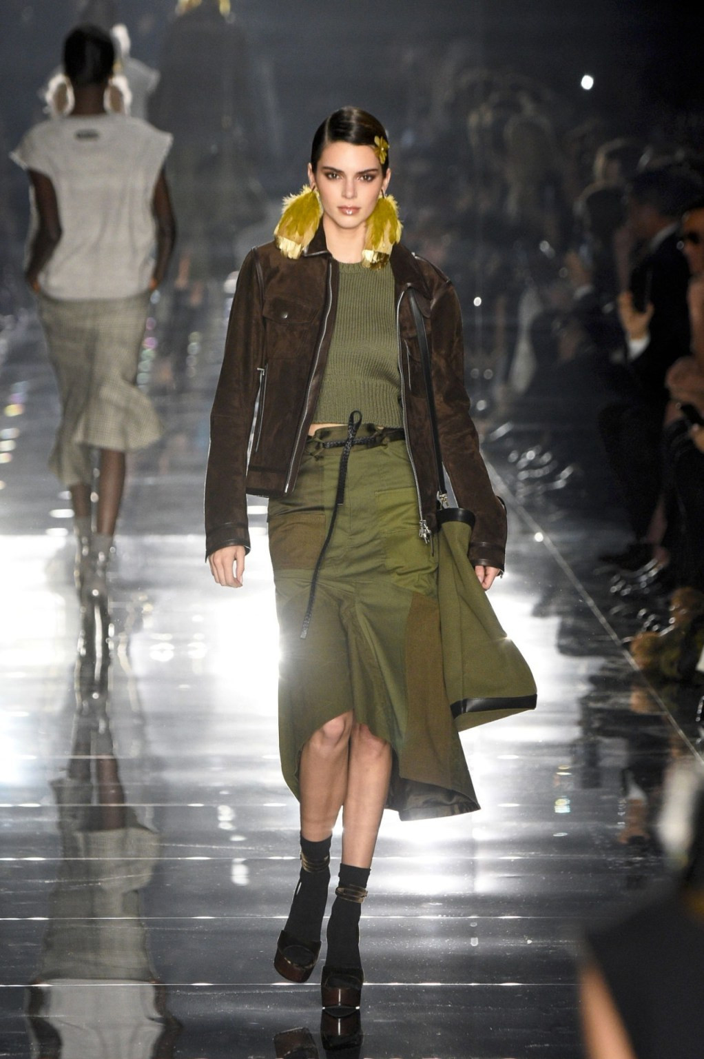 'Chân dài đắt giá nhất thế giới' mặc xuyên thấu, xẻ ngực sexy trên sàn catwalk ảnh 6