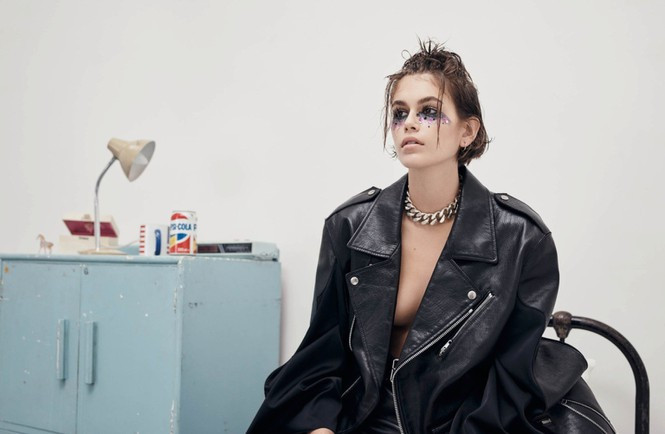 Kaia Gerber khoe ngực đầy 'bỏng mắt', catwalk quyền lực ở show Saint Laurent ảnh 7