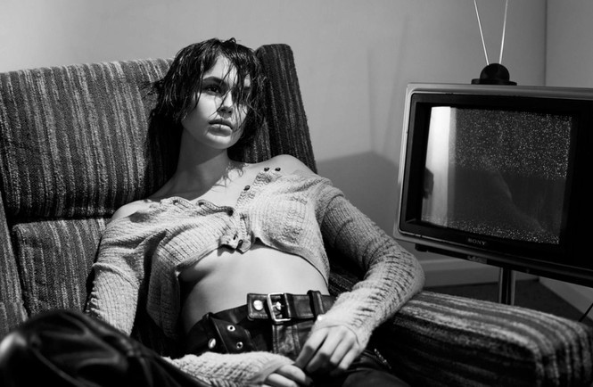 Kaia Gerber khoe ngực đầy 'bỏng mắt', catwalk quyền lực ở show Saint Laurent ảnh 6