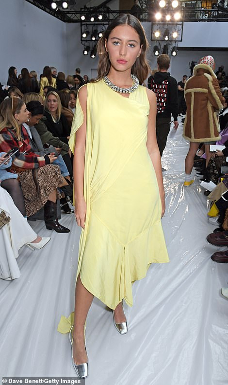 Thả rông 'vòng 1' với váy ôm sát, ái nữ 10X của Jude Law gây choáng ảnh 6