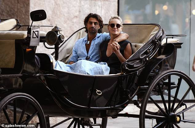 Minh tinh 'Bản năng gốc' tự tin diện mốt không nội y, xẻ ngực táo bạo ở tuổi 62 ảnh 6