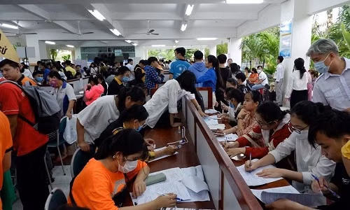 Đường phố Đà Nẵng hóa sông, người dân đổ ra chèo thuyền, bắt cá mặc thành phố can ngăn ảnh 9