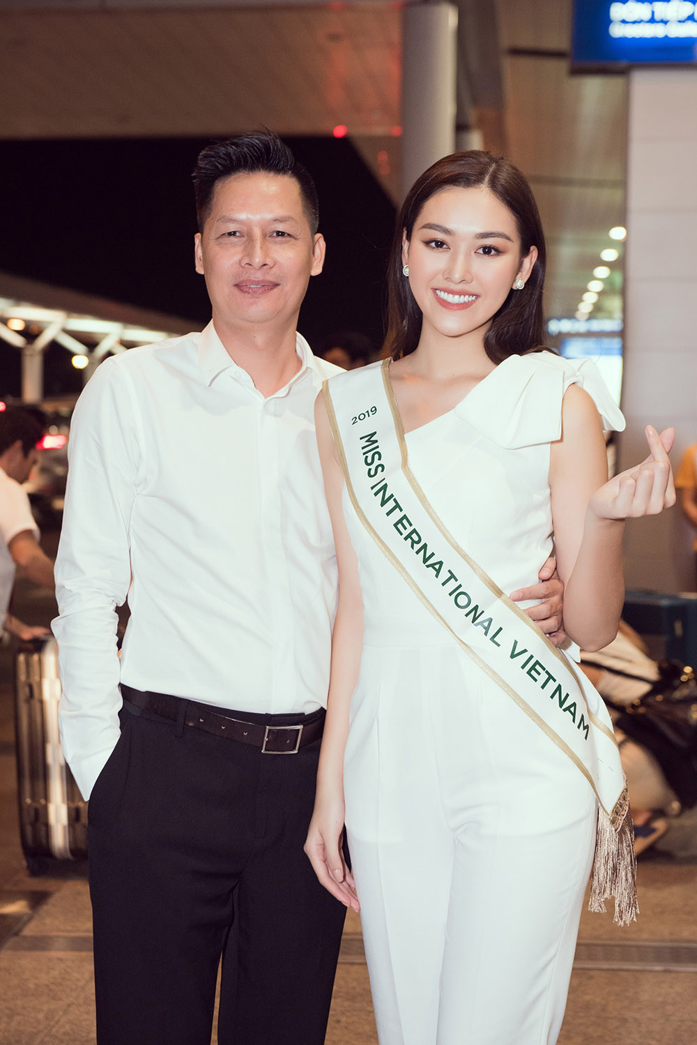 Tường San khoe bố 'soái ca' cao 1m8 ở sân bay, sang Nhật thi Miss International ảnh 7