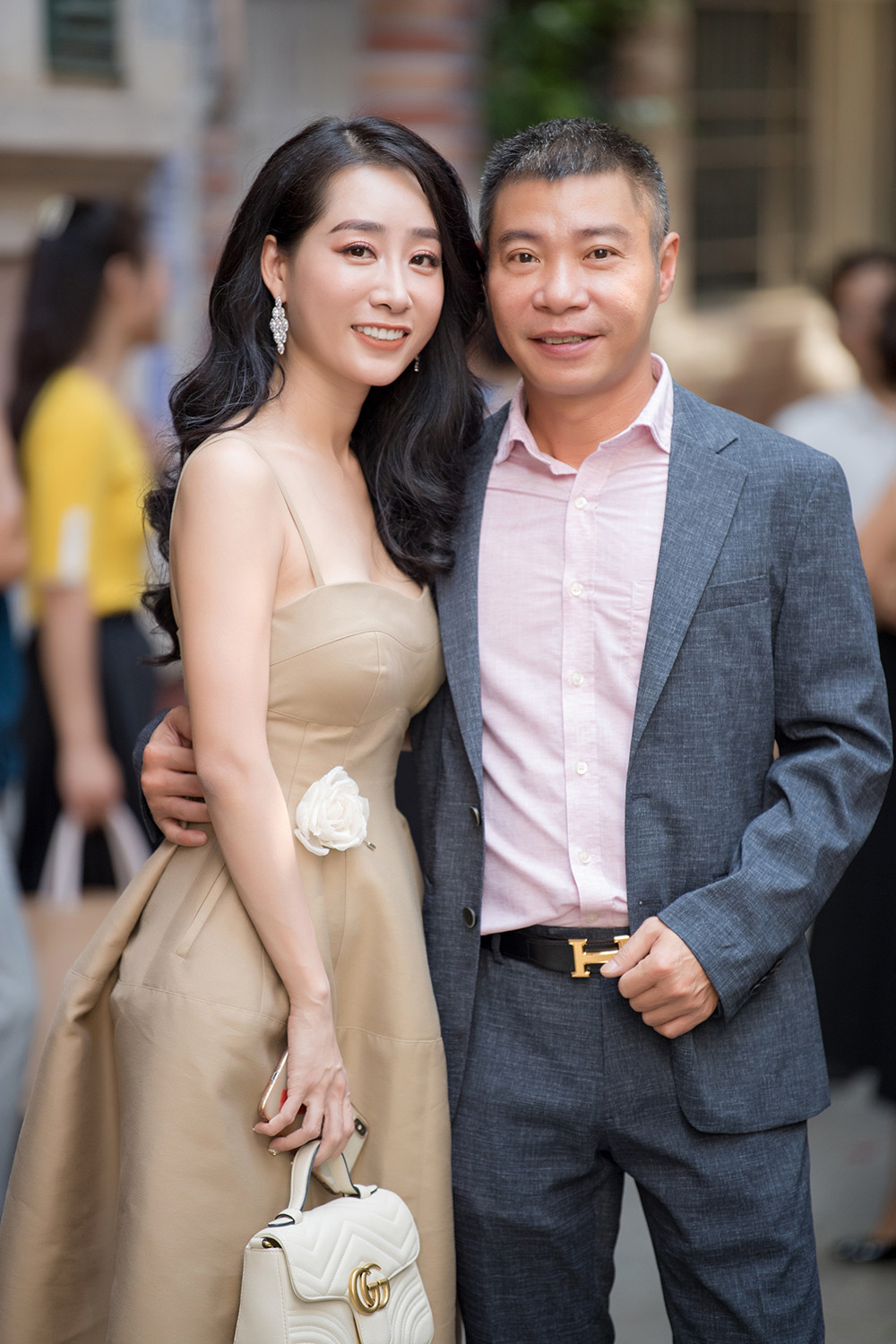 Hồng Diễm 'Hoa hồng trên ngực trái' mặc đầm ren xinh đẹp, hội ngộ Công Lý ảnh 7