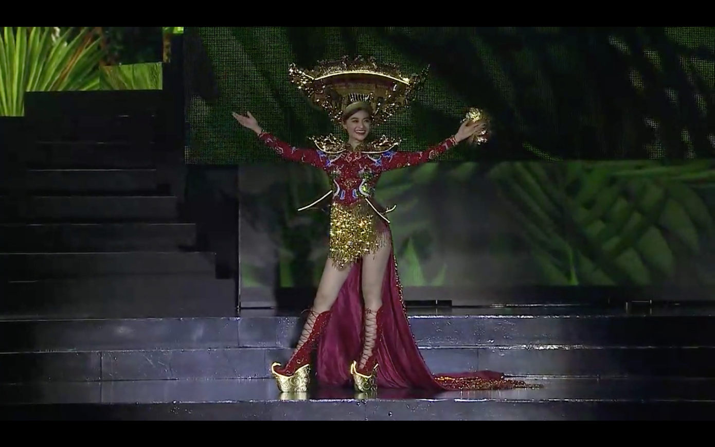 Gặp sự cố hy hữu, Kiều Loan vẫn làm fans Việt nức lòng khi trình diễn quốc phục ảnh 1