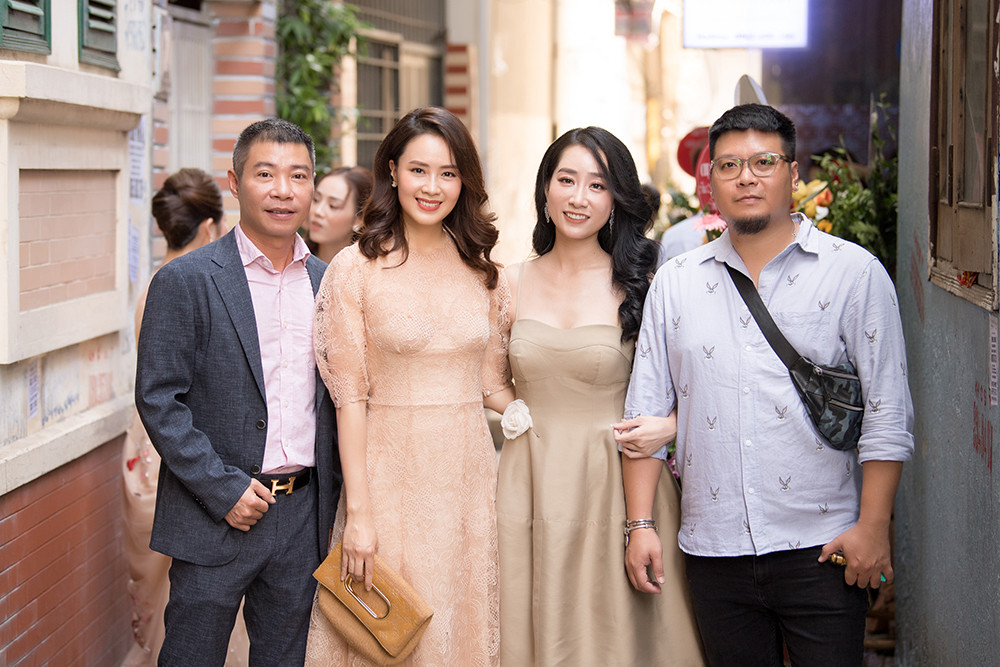 Hồng Diễm 'Hoa hồng trên ngực trái' mặc đầm ren xinh đẹp, hội ngộ Công Lý ảnh 5