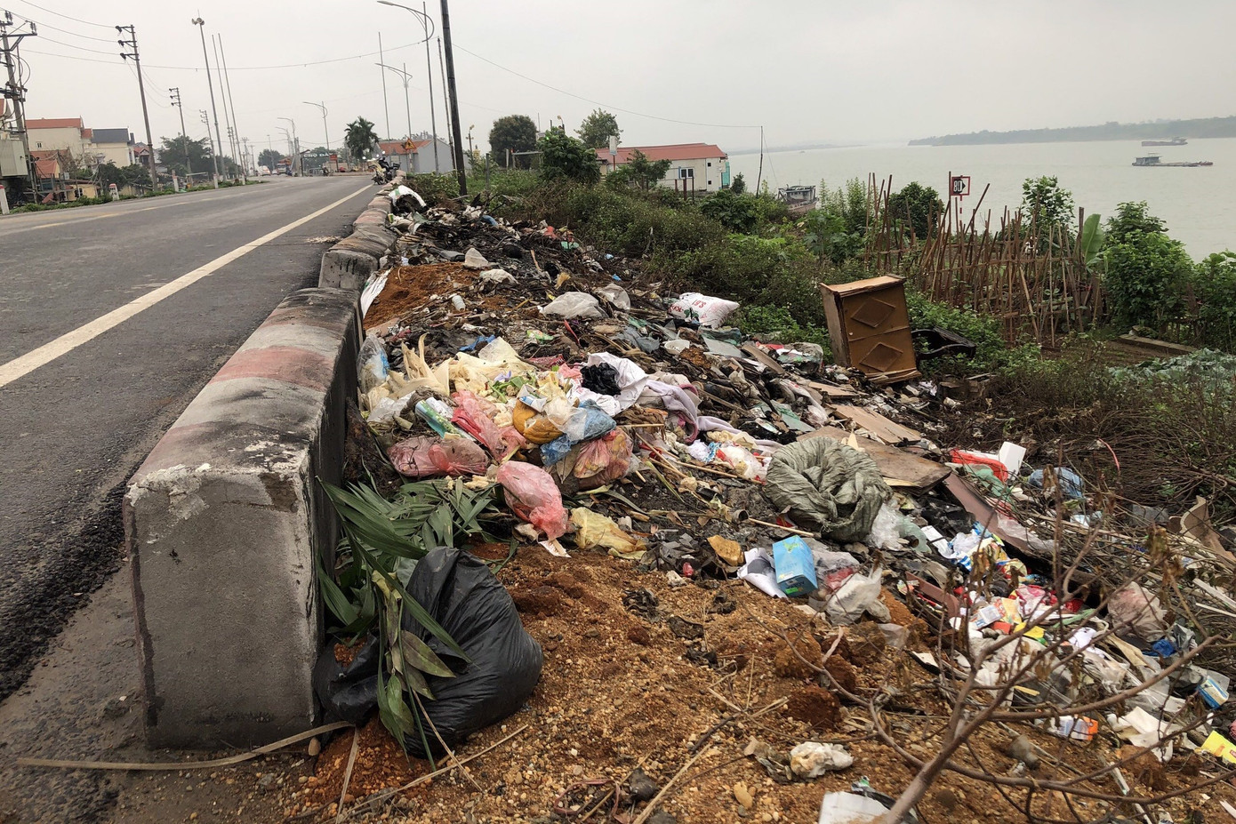 Bãi rác tự phát tràn lan, người dân khốn khổ 'sống chung' với mùi hôi thối ảnh 13
