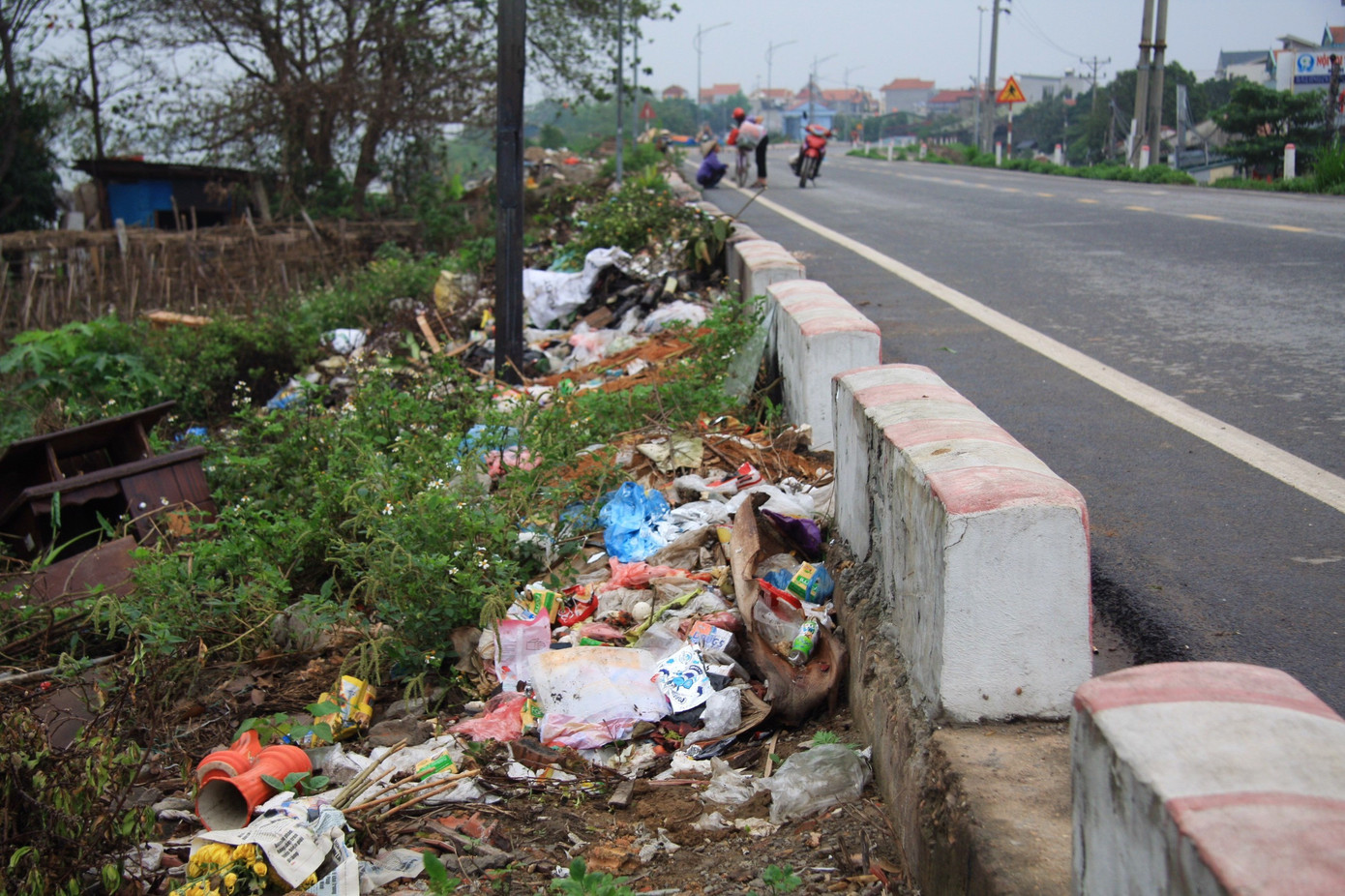 Bãi rác tự phát tràn lan, người dân khốn khổ 'sống chung' với mùi hôi thối ảnh 14