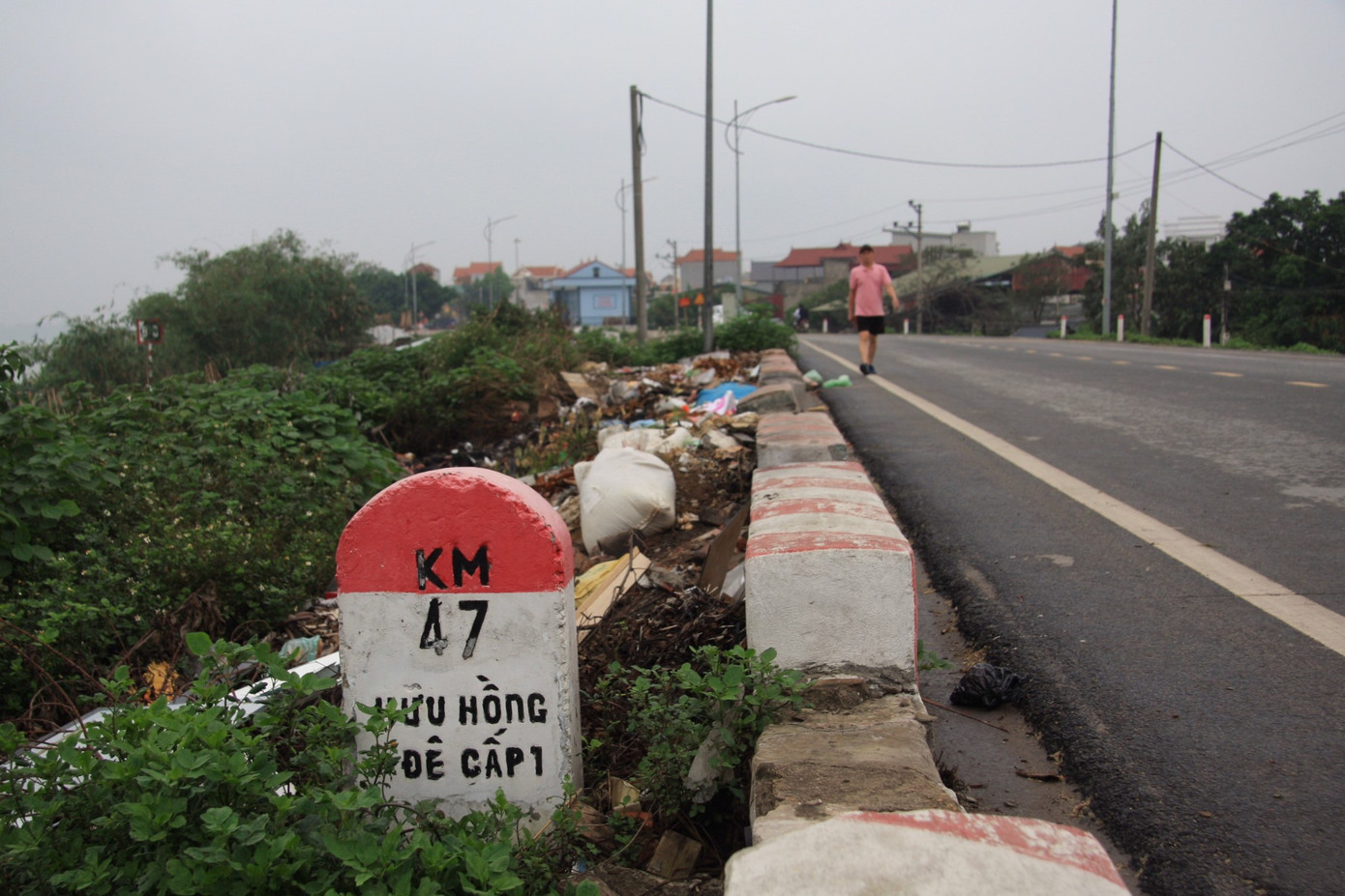 Bãi rác tự phát tràn lan, người dân khốn khổ 'sống chung' với mùi hôi thối ảnh 3