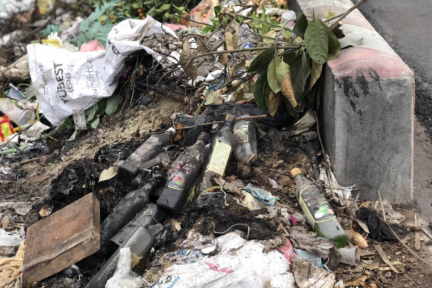 Bãi rác tự phát tràn lan, người dân khốn khổ 'sống chung' với mùi hôi thối ảnh 4