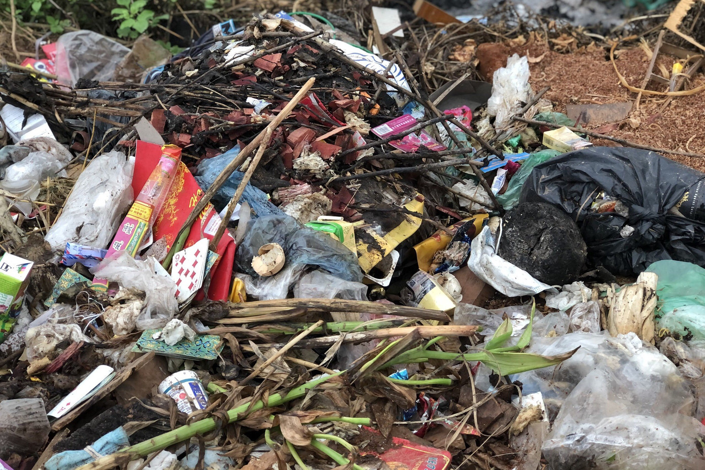 Bãi rác tự phát tràn lan, người dân khốn khổ 'sống chung' với mùi hôi thối ảnh 2