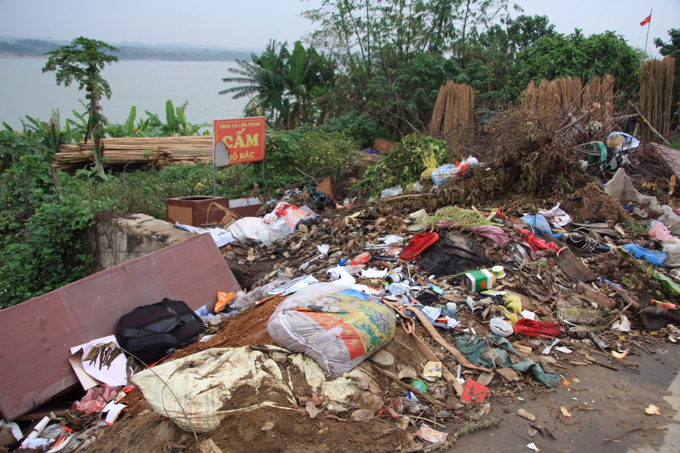 Bãi rác tự phát tràn lan, người dân khốn khổ 'sống chung' với mùi hôi thối ảnh 5