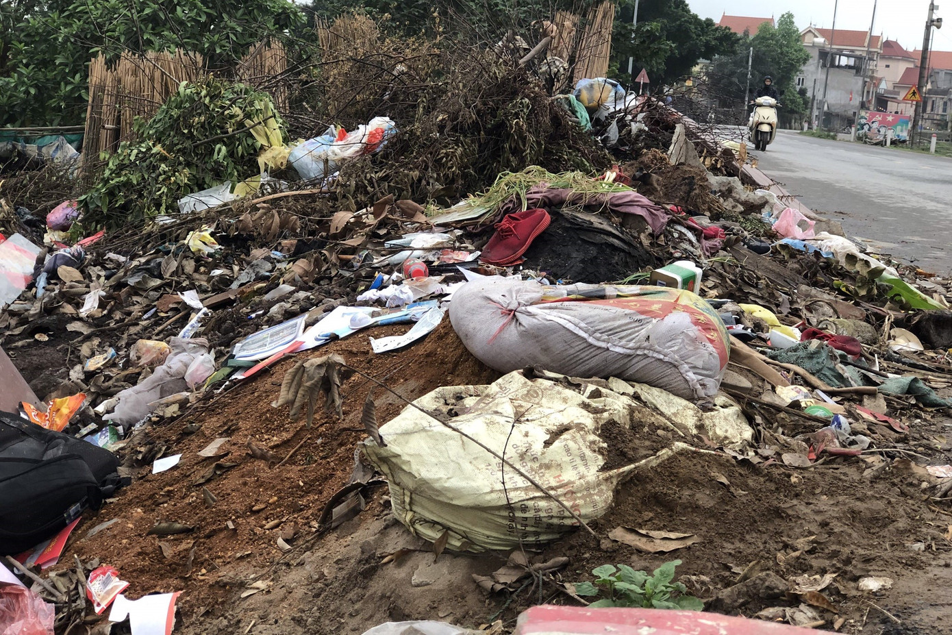 Bãi rác tự phát tràn lan, người dân khốn khổ 'sống chung' với mùi hôi thối ảnh 15