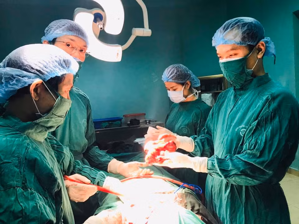 Gia đình tuyệt vọng xin đưa về, bác sĩ quyết giành giựt sự sống từ tay “tử thần“ ảnh 6 Gia đình tuyệt vọng xin đưa về, bác sĩ quyết giành giựt sự sống từ tay “tử thần“ ảnh 6
