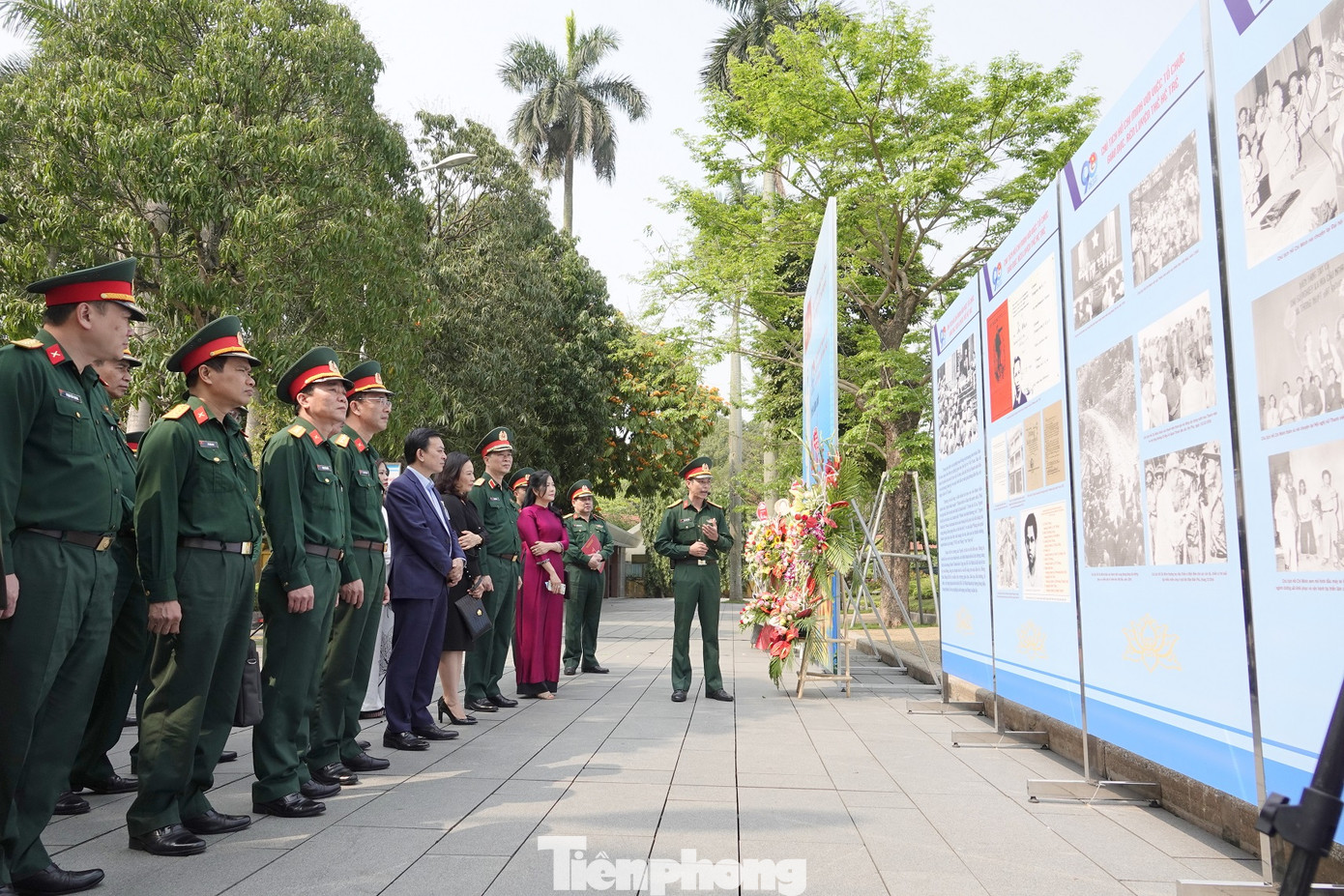 Khai mạc triển lãm ảnh ‘Bác Hồ với thanh niên’ ảnh 2
