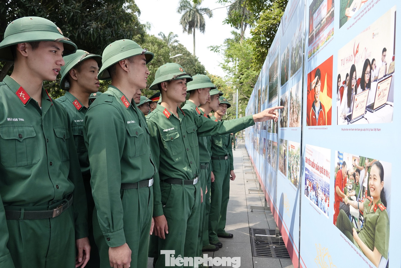 Khai mạc triển lãm ảnh ‘Bác Hồ với thanh niên’ ảnh 1