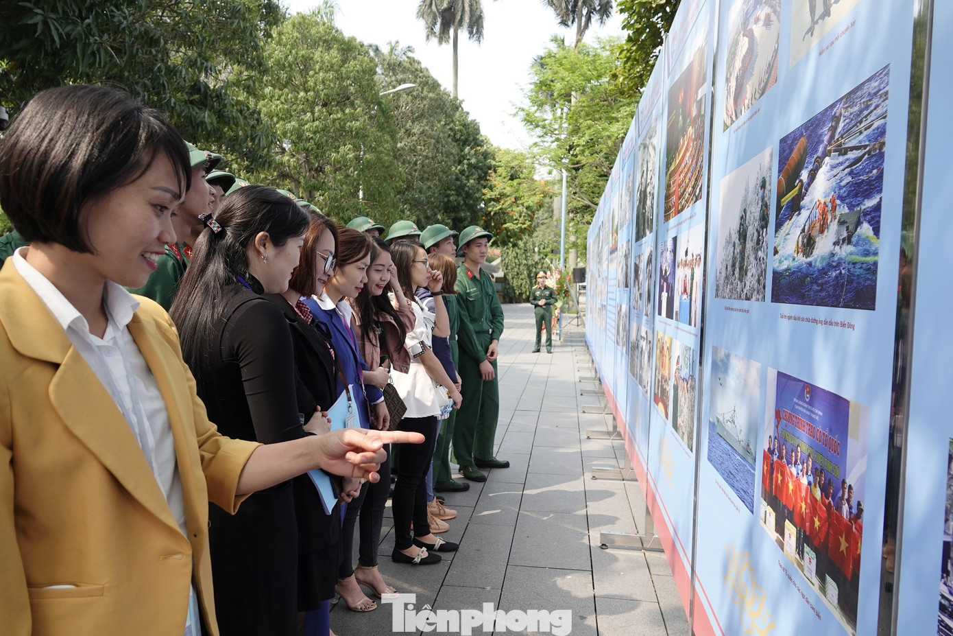 Khai mạc triển lãm ảnh ‘Bác Hồ với thanh niên’ ảnh 8