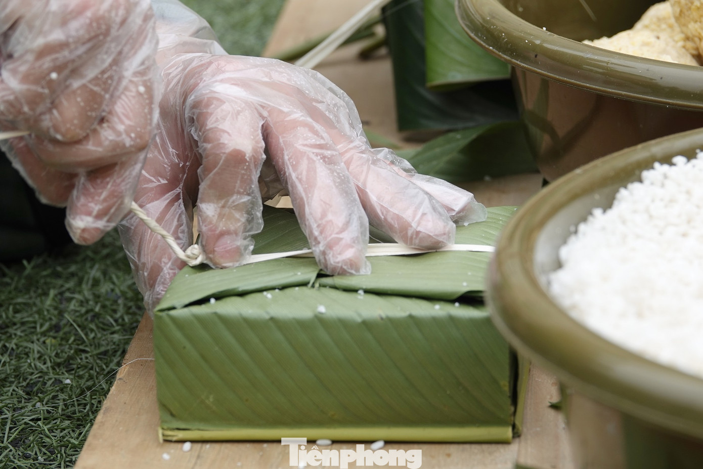 Đoàn viên Lữ đoàn cận vệ thép thi gói bánh chưng Tết ảnh 4