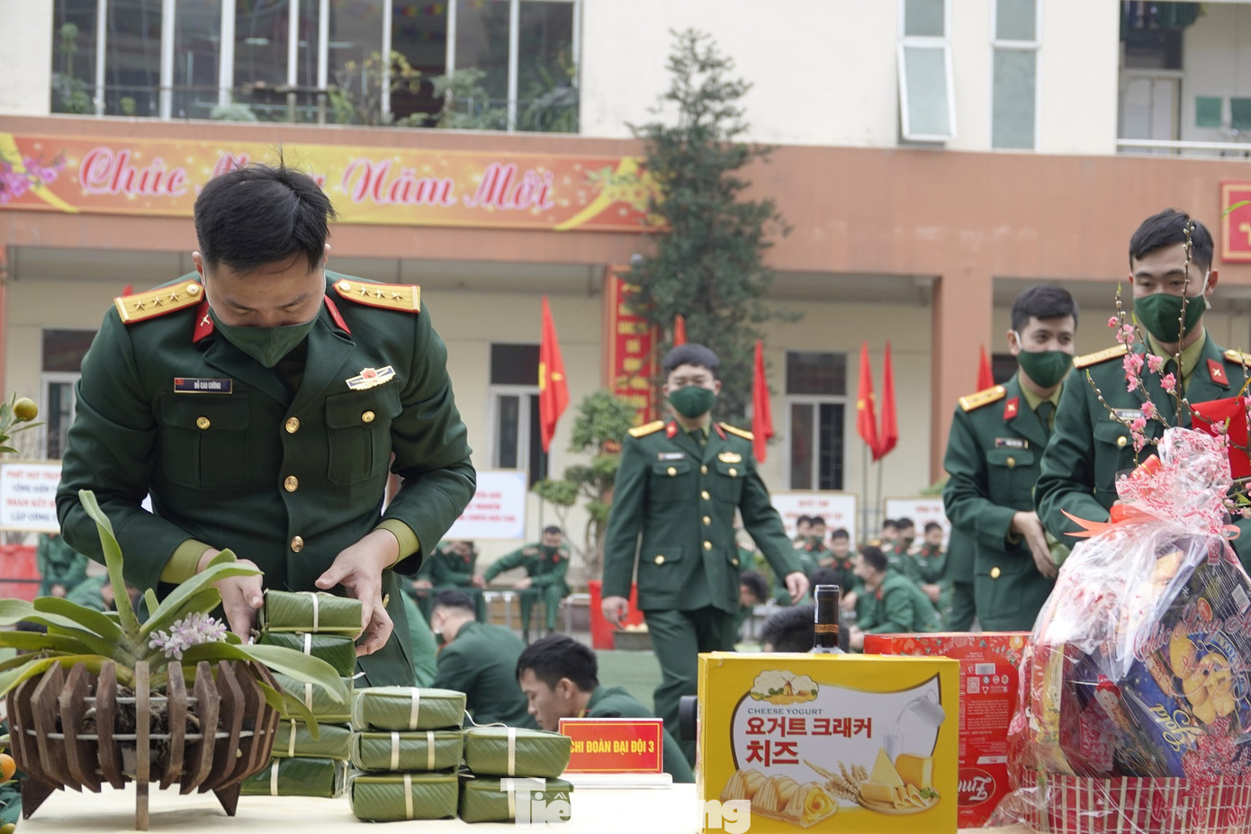 Đoàn viên Lữ đoàn cận vệ thép thi gói bánh chưng Tết ảnh 7