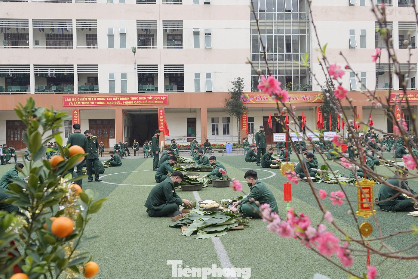 Đoàn viên Lữ đoàn cận vệ thép thi gói bánh chưng Tết ảnh 1