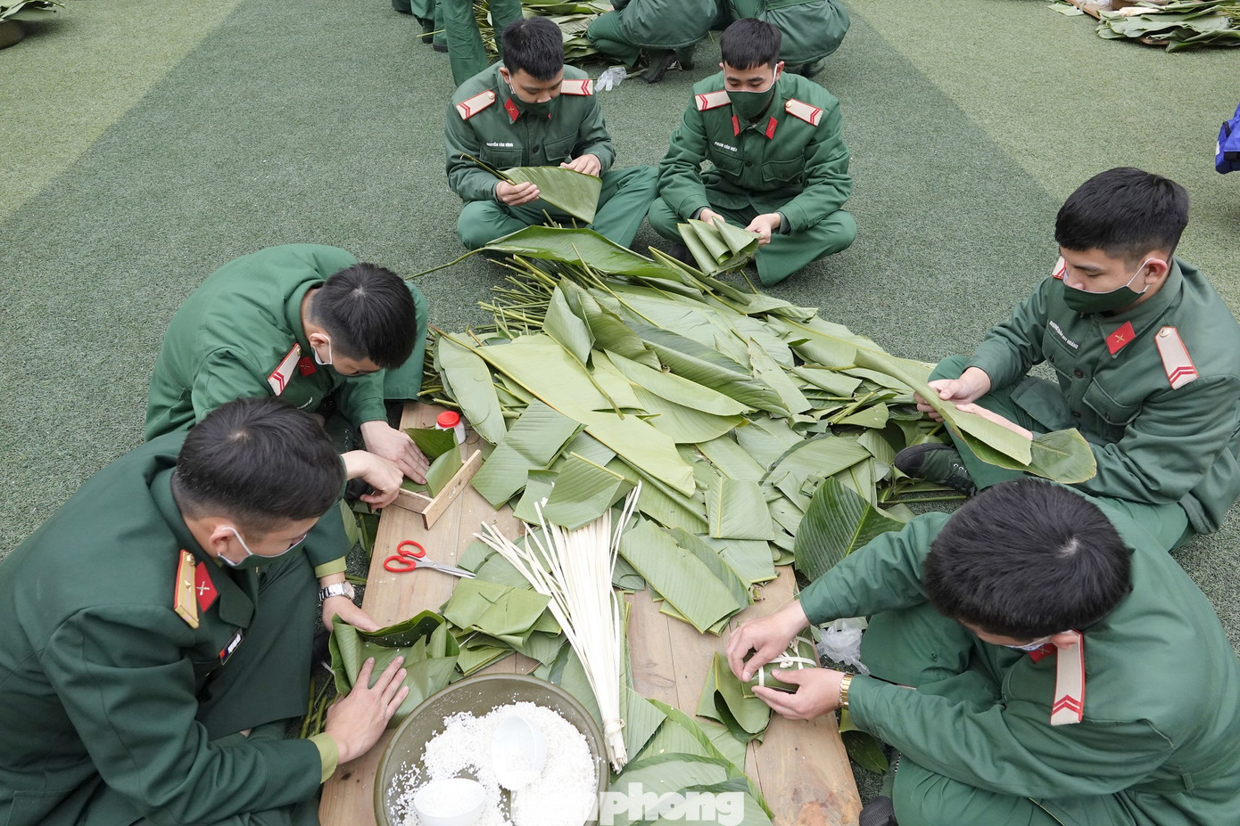 Đoàn viên Lữ đoàn cận vệ thép thi gói bánh chưng Tết ảnh 8