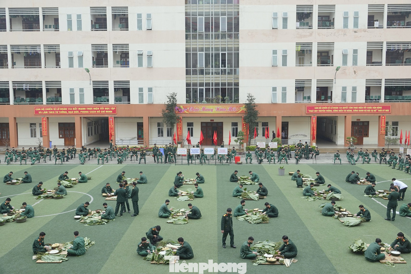 Đoàn viên Lữ đoàn cận vệ thép thi gói bánh chưng Tết ảnh 9