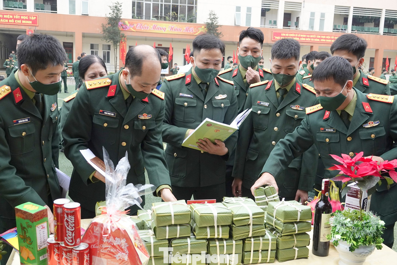 Đoàn viên Lữ đoàn cận vệ thép thi gói bánh chưng Tết ảnh 10